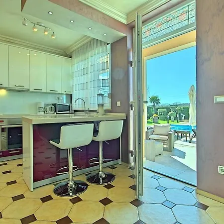 Viki Apartment *